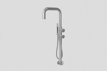 Lagoo Como CM3214 vrijstaande highflow badmengkraan (afbouwdeel) met draaibare uitloop, 2 mengkranen en handdouche (staaf) – Chroom