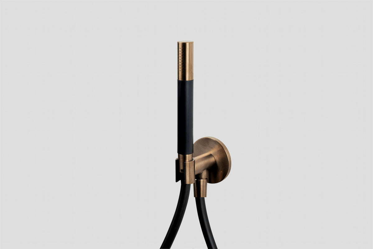 Lagoo Garda G2240 handdouchehouder met wanduitlaat, handdouche (staaf), doucheslang (150 cm) – Geborsteld koper PVD