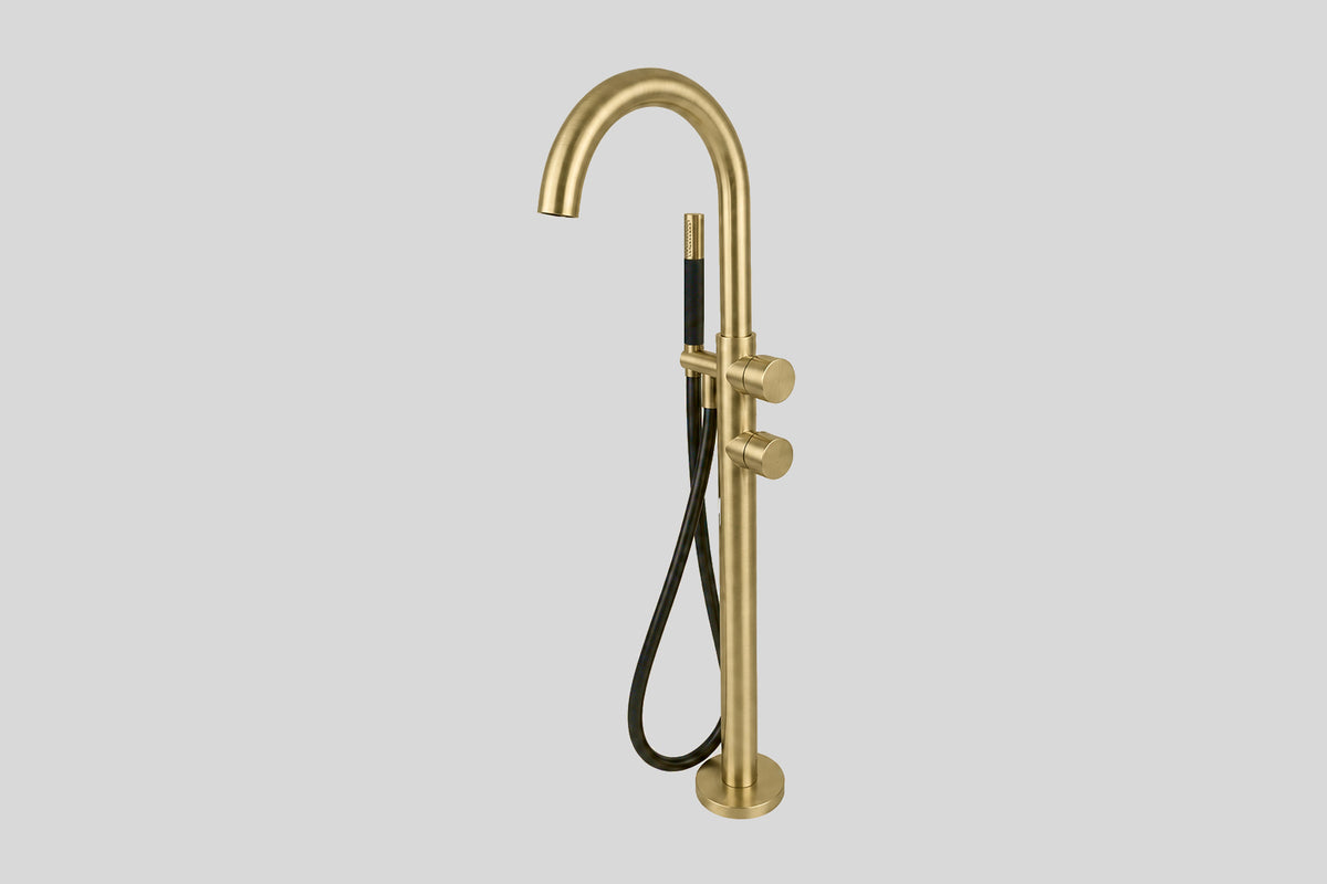 Lagoo Garda G3214 vrijstaande highflow badmengkraan (afbouwdeel) met draaibare uitloop, 2 mengkranen en handdouche (staaf) – Geborsteld messing PVD