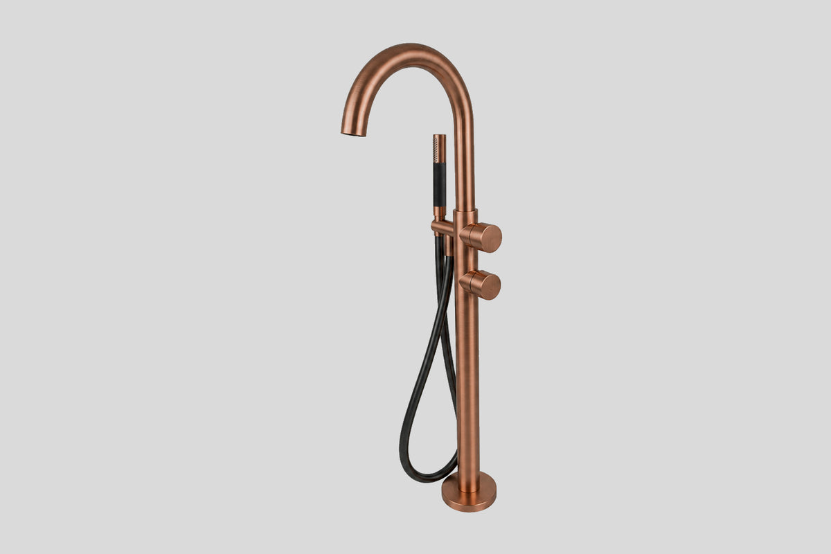 Lagoo Garda G3214 vrijstaande highflow badmengkraan (afbouwdeel) met draaibare uitloop, 2 mengkranen en handdouche (staaf) – Geborsteld koper PVD