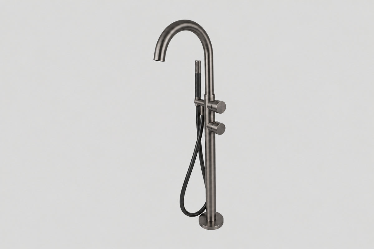 Lagoo Garda G3214 vrijstaande highflow badmengkraan (afbouwdeel) met draaibare uitloop, 2 mengkranen en handdouche (staaf) – Geborsteld gunmetal PVD