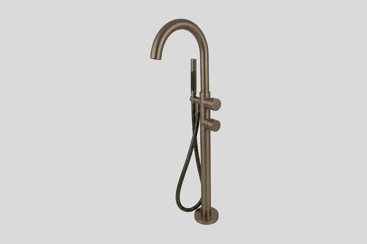 Lagoo Garda G3214 vrijstaande highflow badmengkraan (afbouwdeel) met draaibare uitloop, 2 mengkranen en handdouche (staaf) – Tuscany