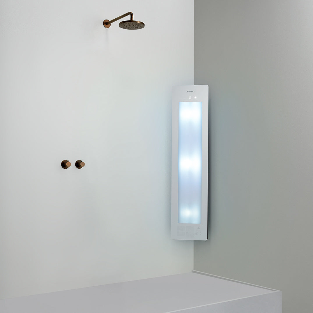 Sunshower Plus M infrarood en UV | Wit | Opbouw hoek | 3/4 lichaam | Infrarood en UV